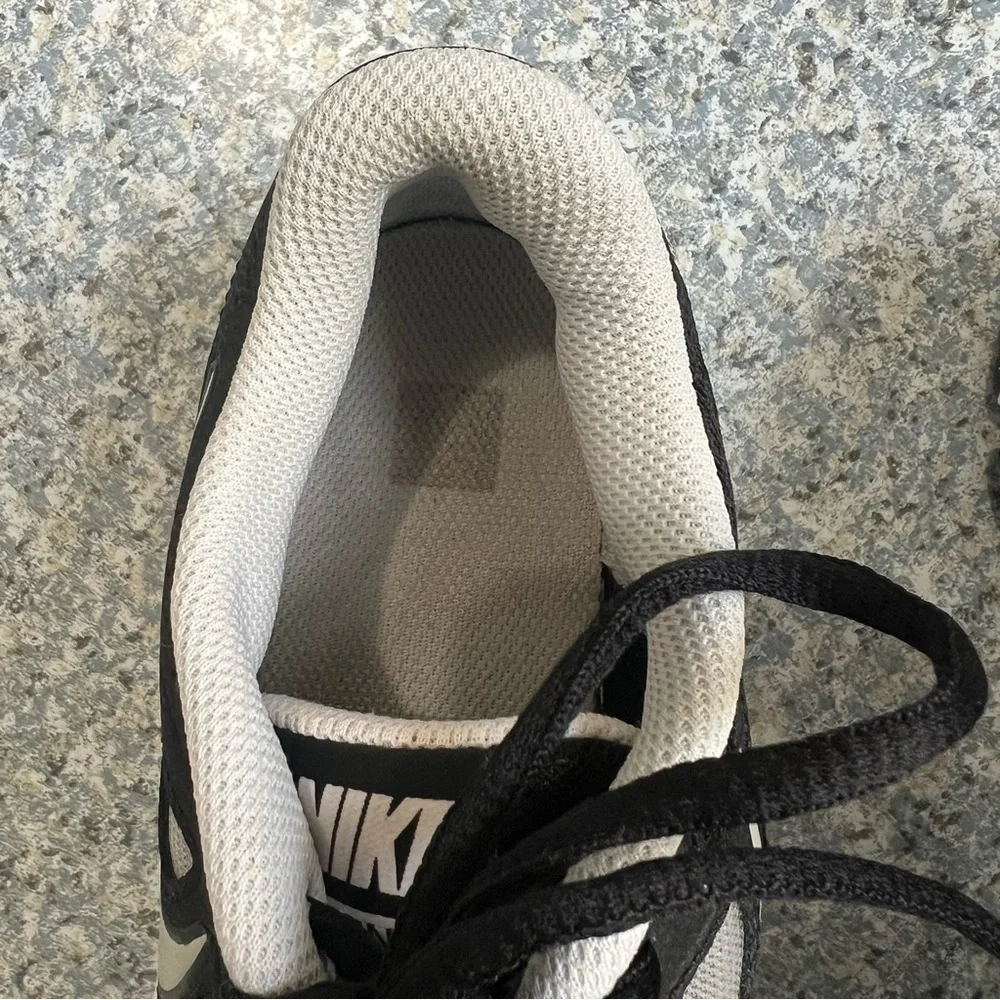 Nike Training Youth Size 5.5 Black White Unisex Sneakers Shoes